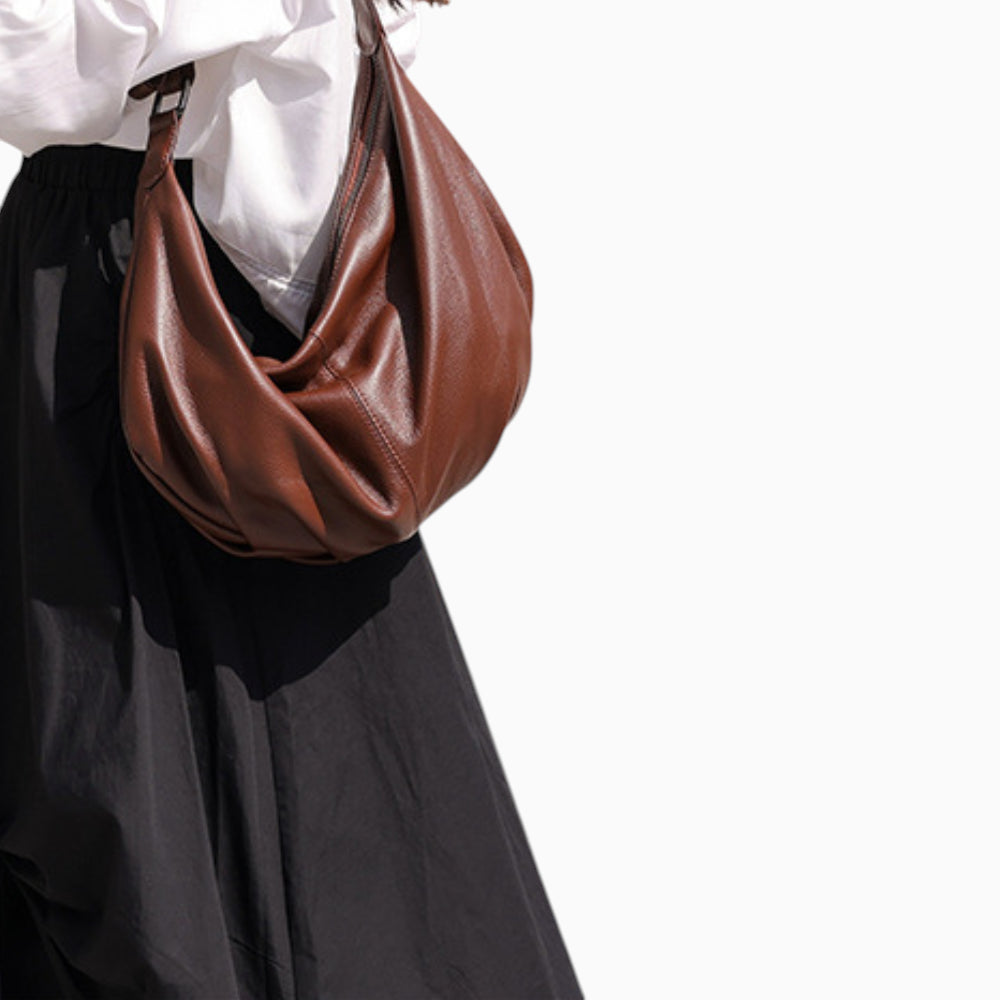 Grand sac banane en cuir marron pour femme, modèle Rubis, porté à l'épaule mannequin 2