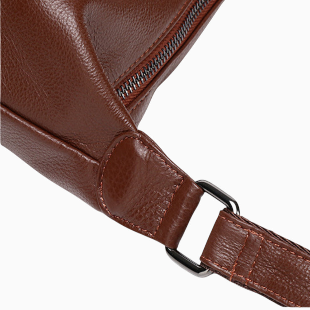 Grand sac banane en cuir rouge pour femme, modèle Rubis de la marque Élégance Cuir, détails