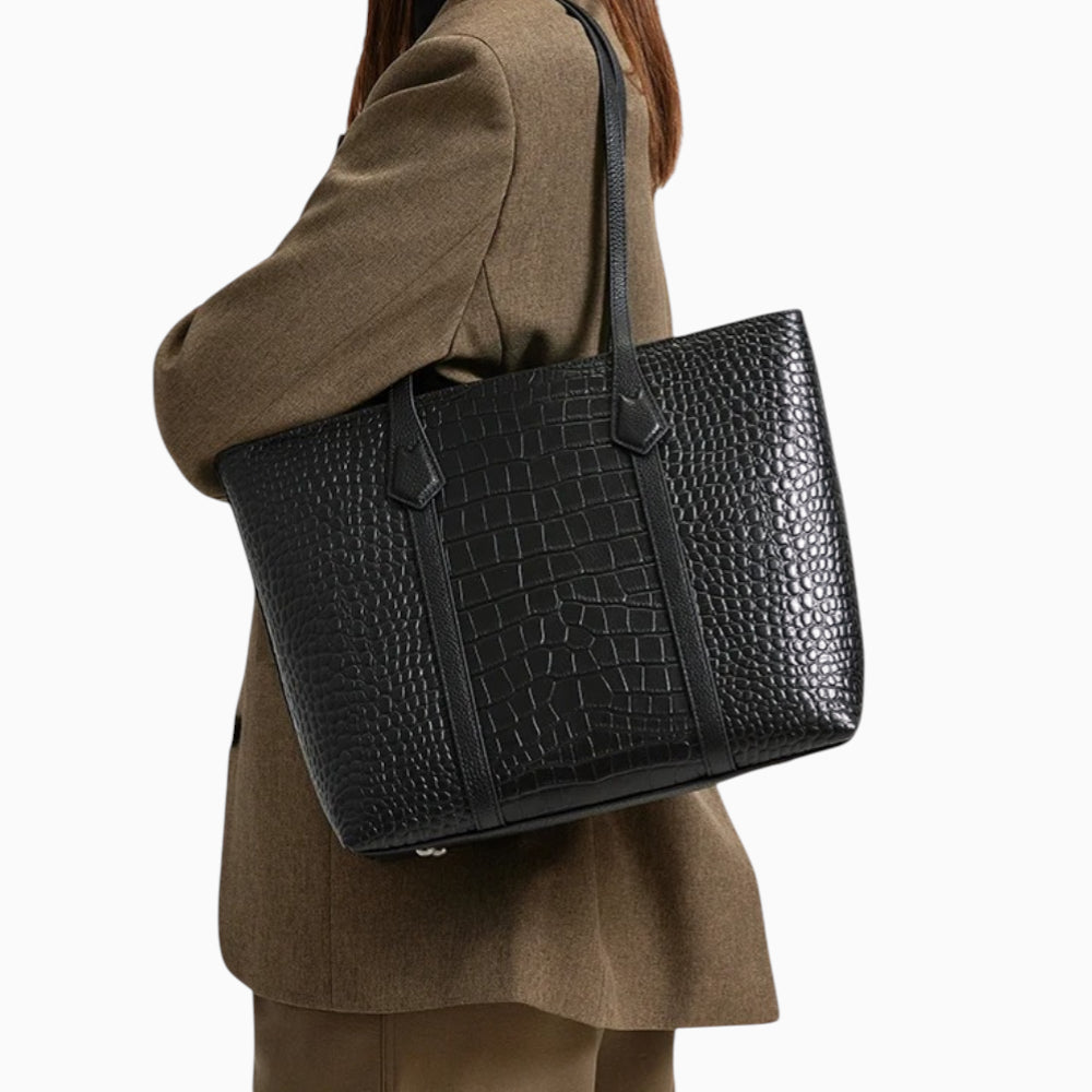 Grand sac cabas en cuir pour femme Élégance Cuir, modèle Versailles, avec un espace spacieux et un design élégant. Mannequin.