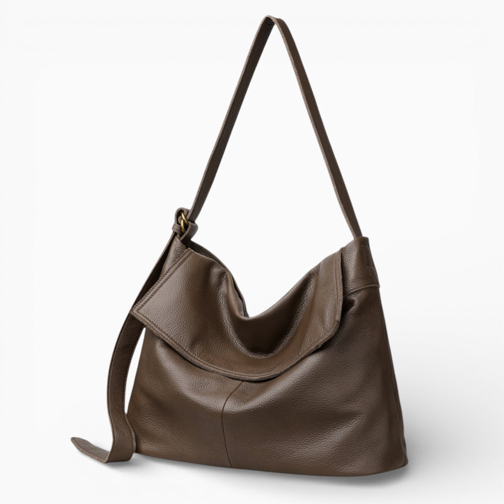 Grand sac à main en cuir souple pour femme, modèle La Distinction de la marque Élégance Cuir, vue de coté marron foncé