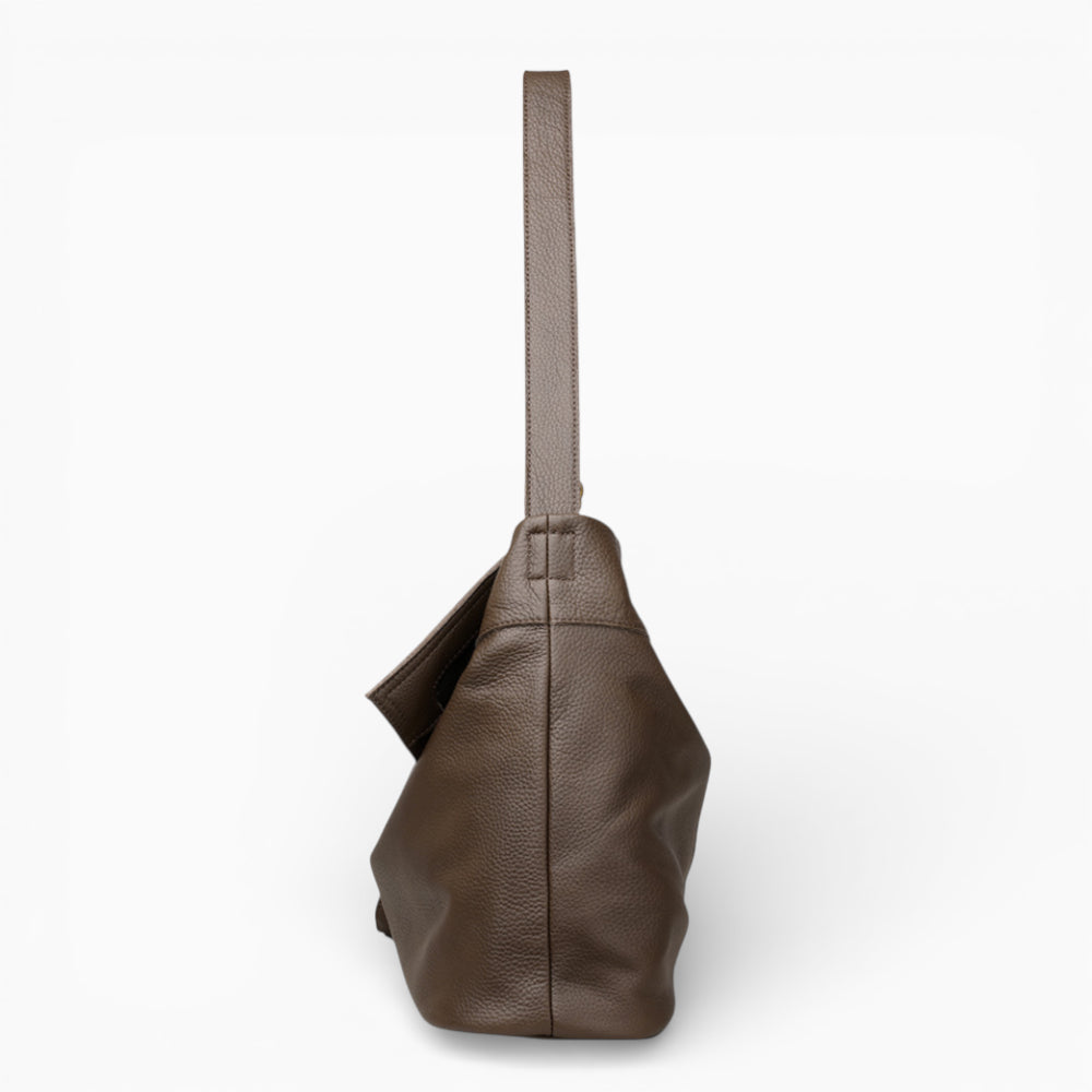 Grand sac à main souple en cuir pour femme modèle La Distinction de la marque Élégance Cuir, vue de profil marron foncé