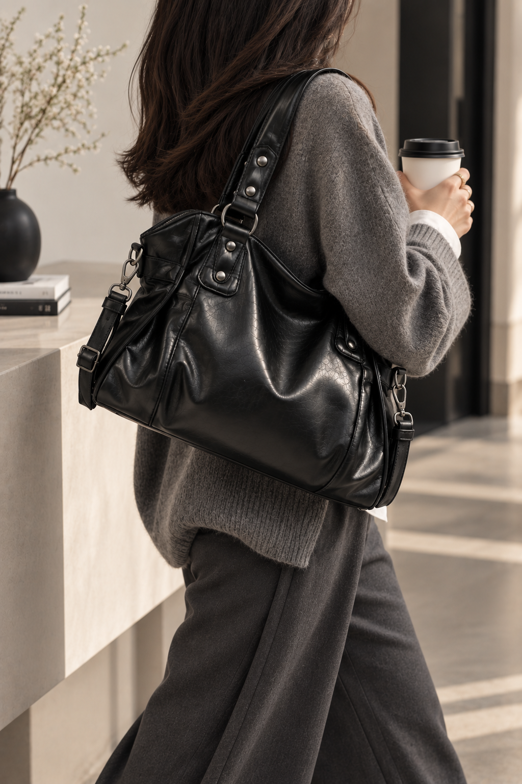 Grand sac à main de cours rétro et souple Élégance Cuir, en cuir, avec poignées et design vintage visible sur l'image.