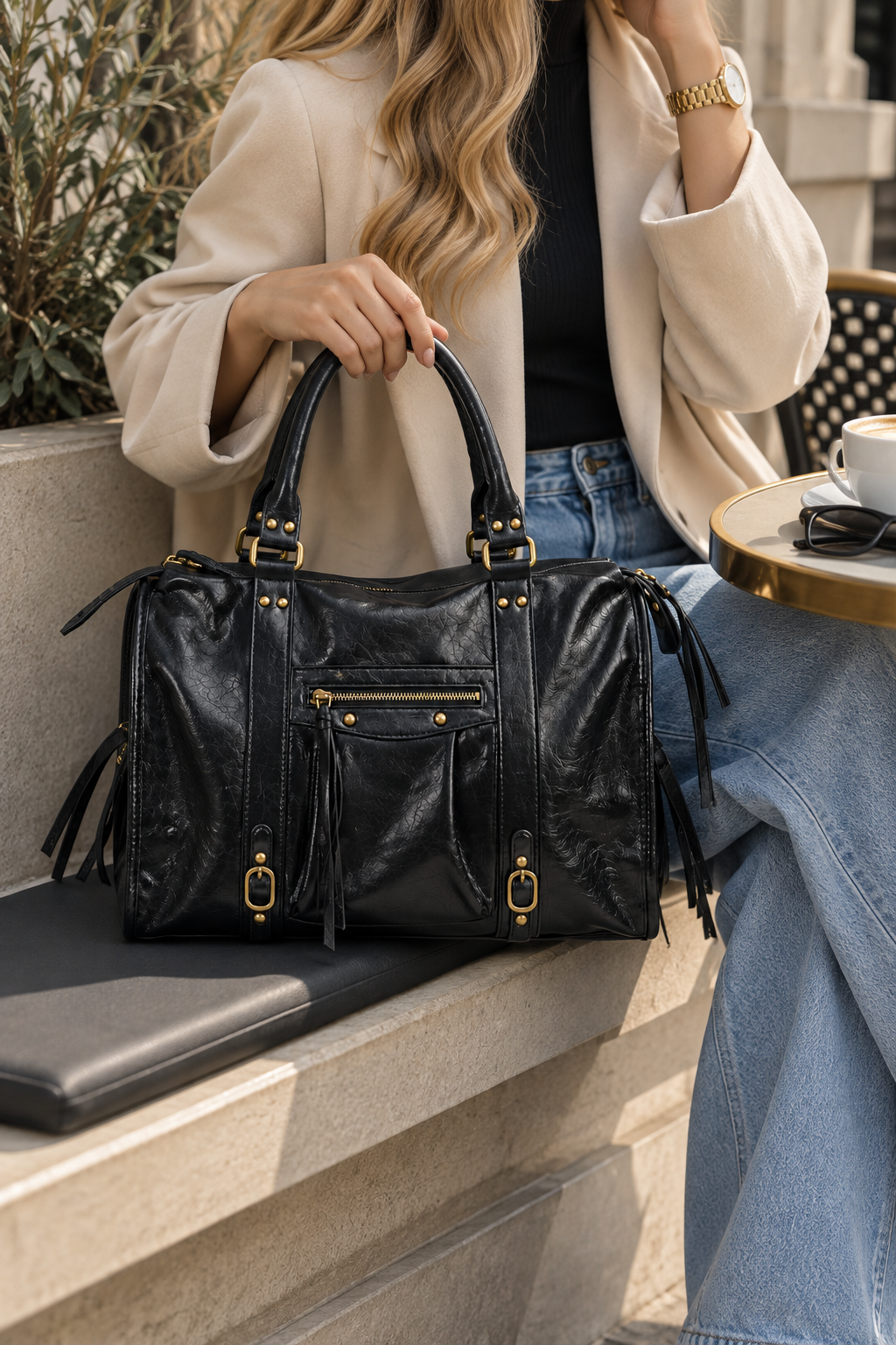 Grand sac de cours étudiant Élégance Cuir, en cuir noir avec poches multiples et compartiments spacieux, idéal pour la vie universitaire.