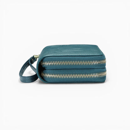 Portefeuille femme en cuir floral embossé modèle Fleur Élégante d'Élégance Cuir, coucher