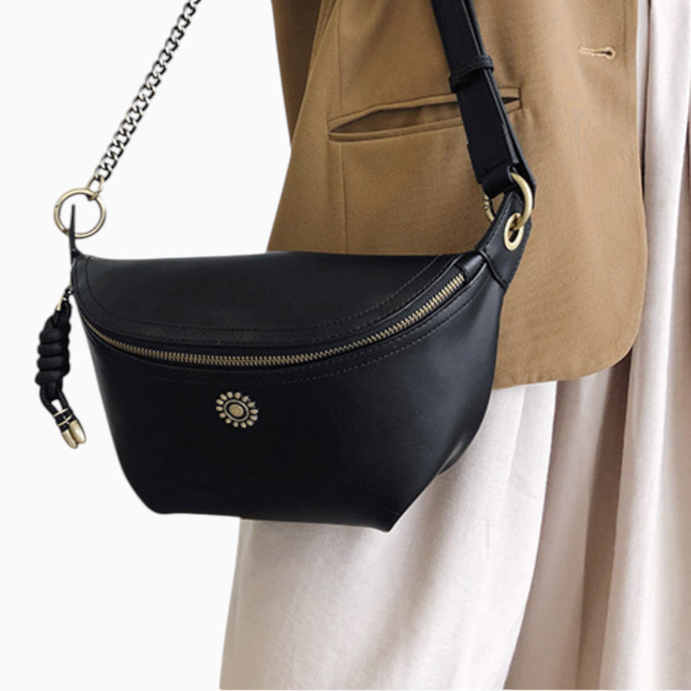 Sac banane chic en cuir Émeraude pour femme, signé Élégance Cuir, mannequin 1