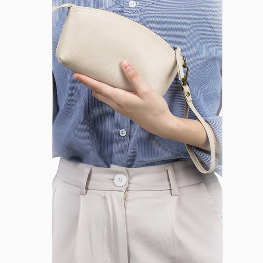 Sac banane compact en cuir pour femme, modèle Bijou d'Élégance Cuir, mannequin 1