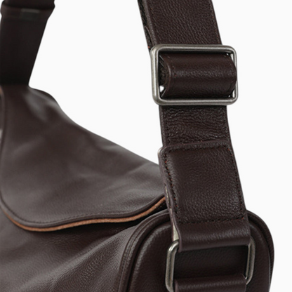 Élégant sac banane en cuir marron pour femme, modèle Pépite, avec bandoulière ajustable et design chic.