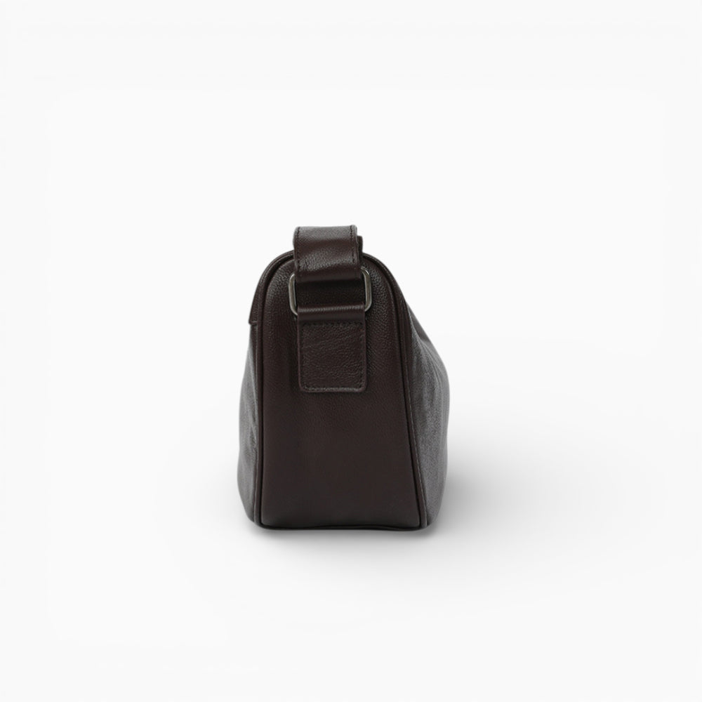 Sac banane en cuir marron pour femme modèle Pépite de la marque Élégance Cuir, affichant un design élégant.