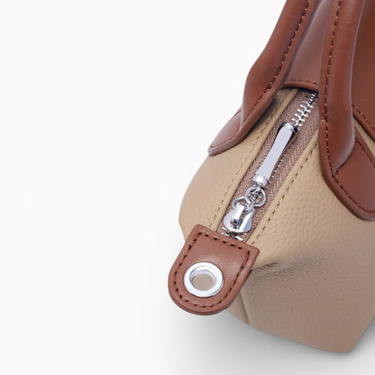 Sac bandoulière compact en cuir pour femme, modèle Anaïs d'Élégance Cuir, alliant design élégant et texture riche.