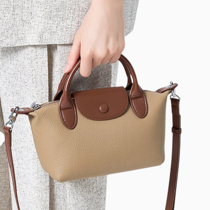 Sac bandoulière compact en cuir pour femme, modèle Anaïs par Élégance Cuir, doté d'un design élégant et d'une bandoulière réglable.