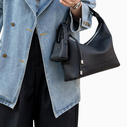 Sac bandoulière en cuir hobo Sophie pour femme, avec une texture lisse et une silhouette décontractée, par Élégance Cuir.