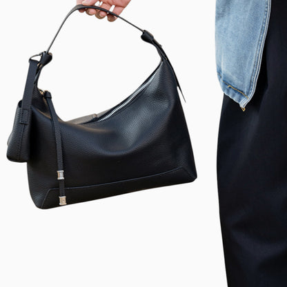Sac bandoulière en cuir hobo Sophie pour femme, couleur noir, avec une texture douce et des détails élégants. Mannequin 3