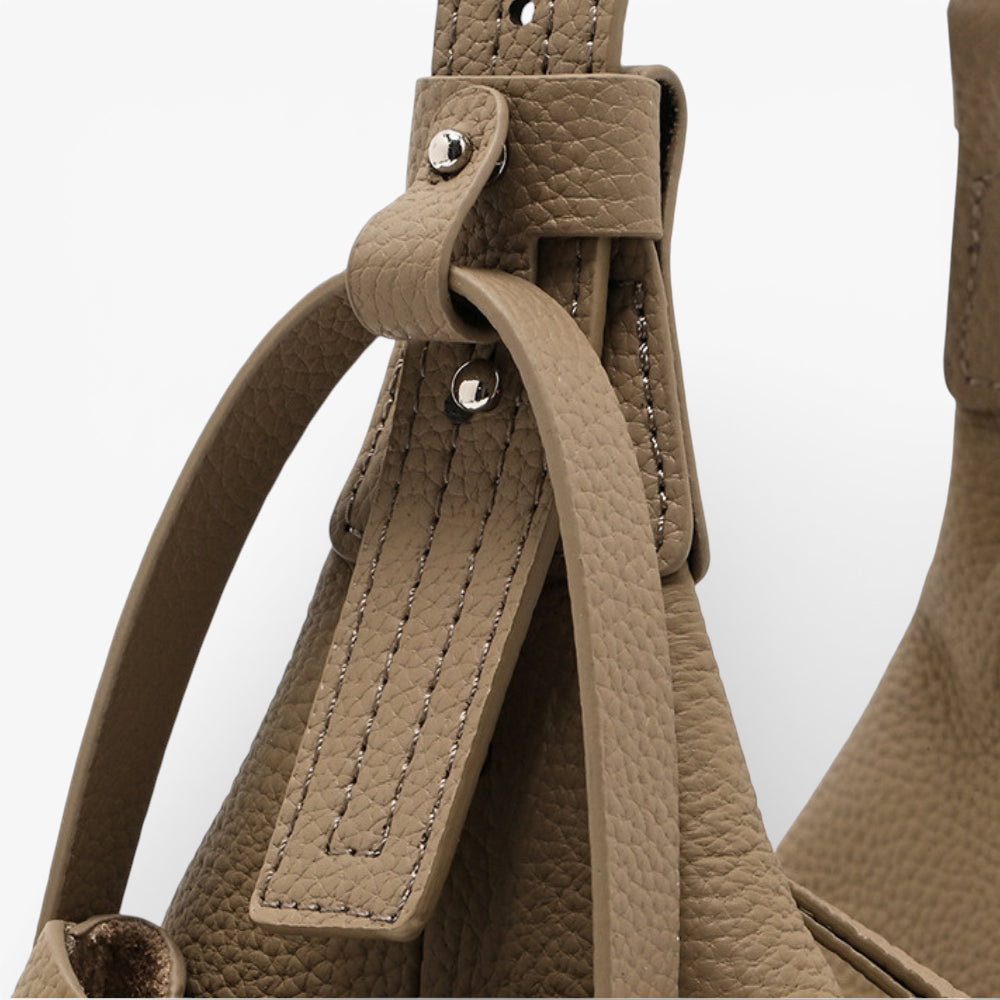 Sac bandoulière en cuir hobo pour femme modèle Sophie de la marque Élégance Cuir, couleur taupe, avec anses en cuir.