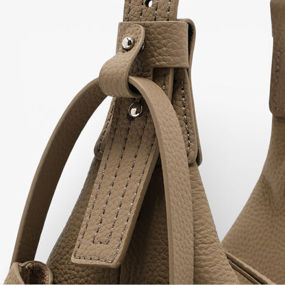 Sac bandoulière en cuir hobo pour femme modèle Sophie de la marque Élégance Cuir, couleur taupe, avec anses en cuir.
