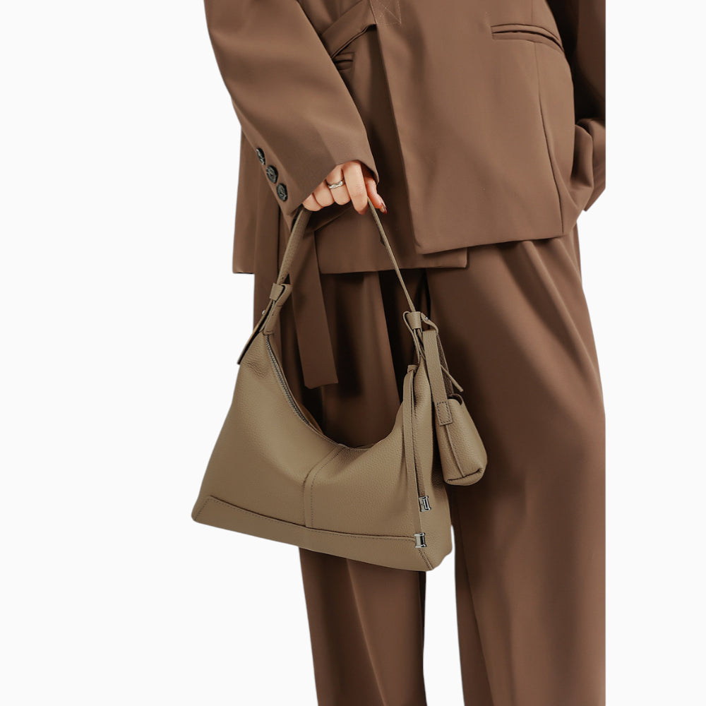 Sac bandoulière en cuir hobo pour femme modèle Sophie de la marque Élégance Cuir, mannequin 2