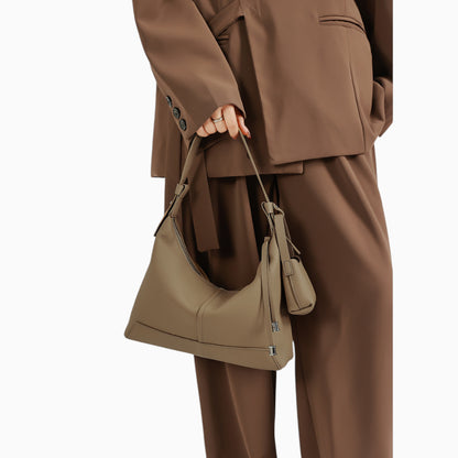 Sac bandoulière en cuir hobo pour femme modèle Sophie de la marque Élégance Cuir, mannequin 2