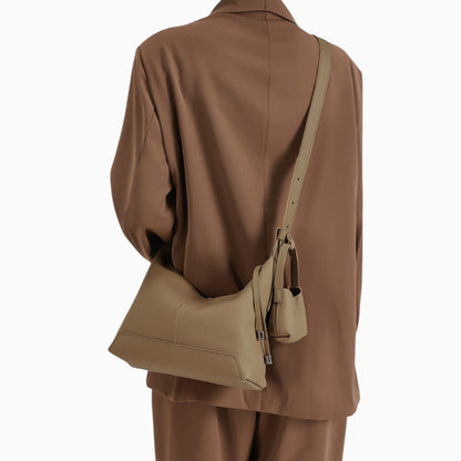 Sac bandoulière en cuir hobo pour femme modèle Sophie de la marque Élégance Cuir, présenté sur mannequin.