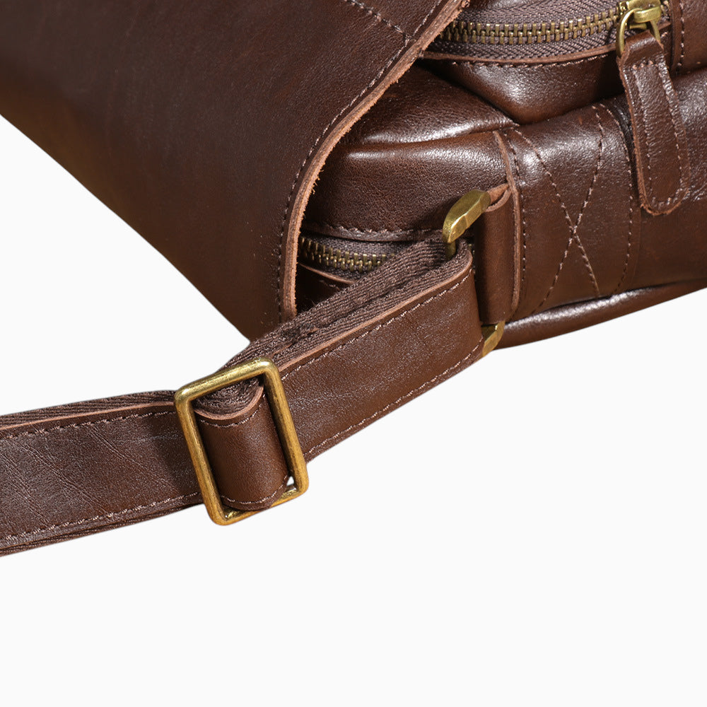 Sac bandoulière en cuir marron foncé pour homme, modèle Le Citadin par Élégance Cuir, vue zoomé