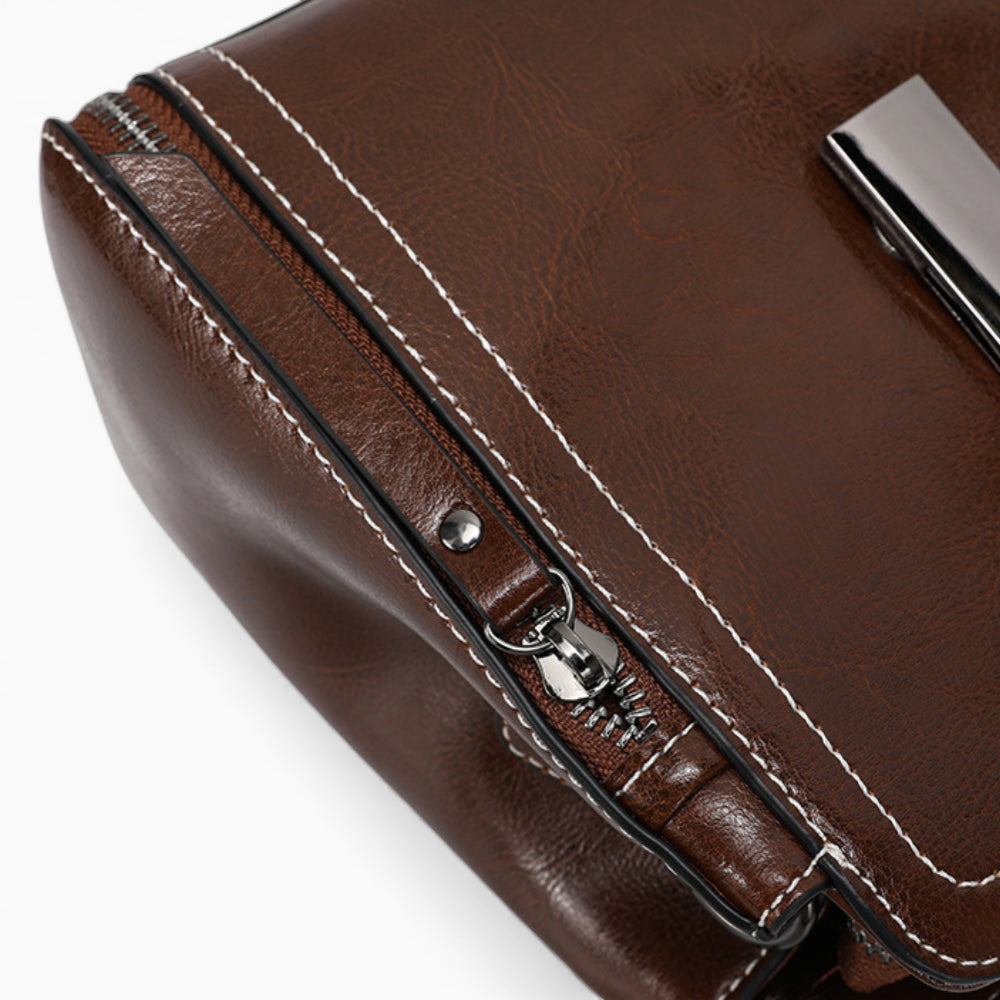 Sac bandoulière en cuir pour femme modèle Elise d'Élégance Cuir, zoom sur le cuir.