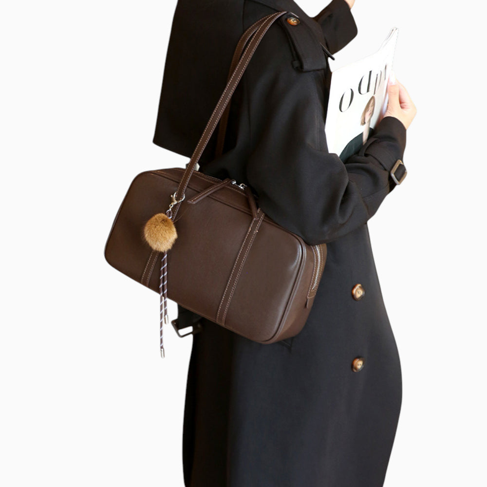 Sac bandoulière en cuir rectangulaire pour femme modèle Zoé de la marque Élégance Cuir, avec une finition élégante. Vue mannequin 2.