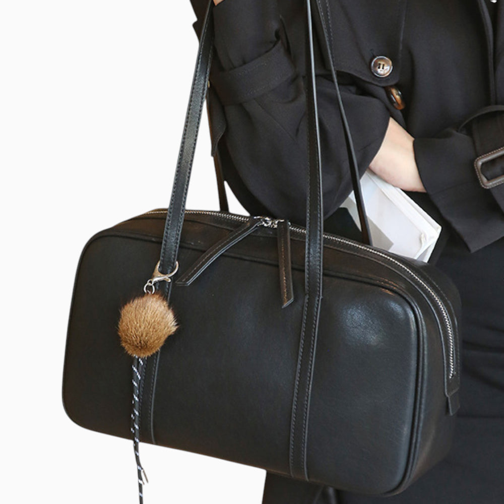 Sac bandoulière en cuir rectangulaire pour femme modèle Zoé de la marque Élégance Cuir, vue mannequin.