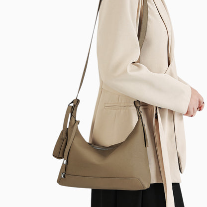 Sac bandoulière hobo en cuir pour femme, modèle Sophie de la marque Élégance Cuir, vue de profil. 