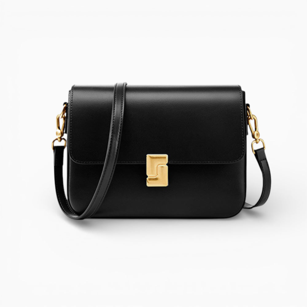 Sac bandoulière en cuir noir pour femme modèle Céline avec rabat et fermoir métallique, vue e face.
