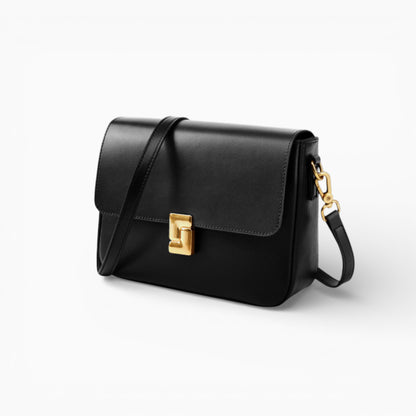 Sac bandoulière en cuir noir pour femme modèle Céline avec rabat et fermoir métallique, vue de côté.