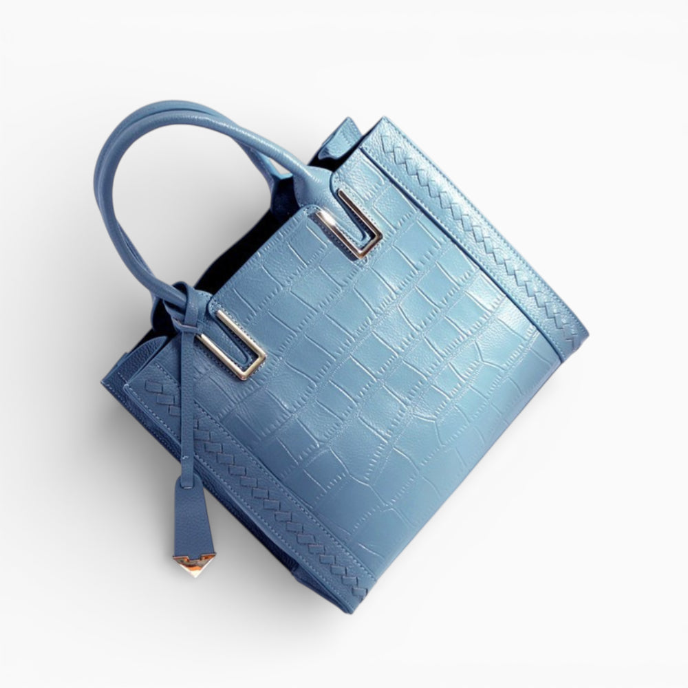 Grand sac cabas en cuir bleu pour femme modèle Nantes de la marque Élégance Cuir, vu en angle.