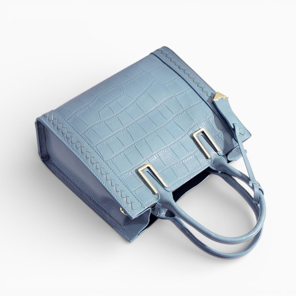 Grand sac cabas en cuir bleu pour femme, modèle Nantes d'Élégance Cuir, vu en angle.