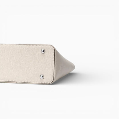 Sac cabas horizontal en cuir blanc pour femme modèle Monaco de la marque Élégance Cuir, vue du bas.