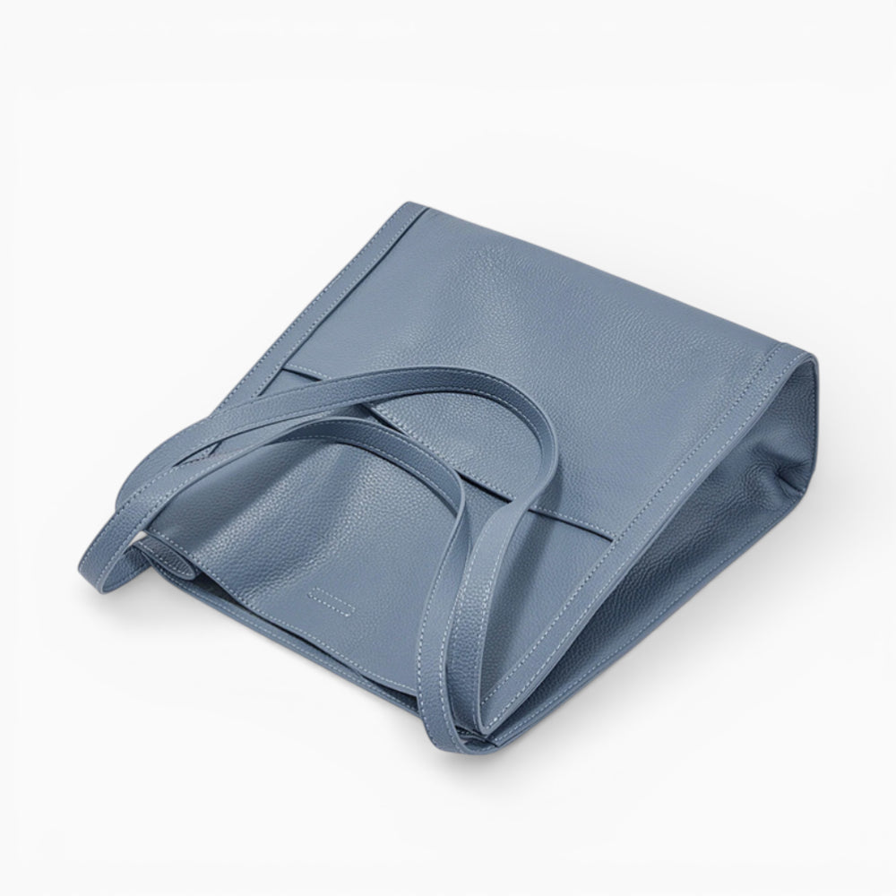 Sac cabas en cuir souple bleu pour femme, modèle Lyon d'Élégance Cuir, vue en angle mettant en valeur sa forme.