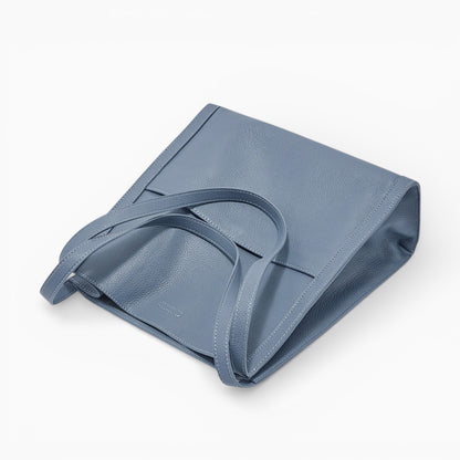 Sac cabas en cuir souple bleu pour femme, modèle Lyon d'Élégance Cuir, vue en angle mettant en valeur sa forme.