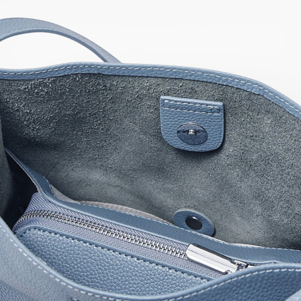 Sac cabas en cuir souple bleu pour femme modèle Lyon par Élégance Cuir, vue détaillée du matériau.