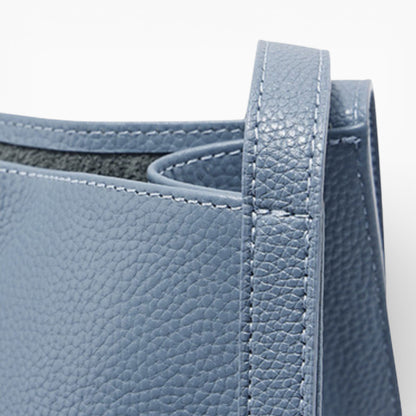 Souple sac cabas en cuir bleu pour femme modèle Lyon de la marque Élégance Cuir, vu de côté.