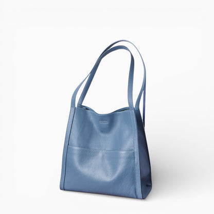 Sac cabas en cuir souple bleu pour femme modèle Lyon de la marque Élégance Cuir, vu de côté.