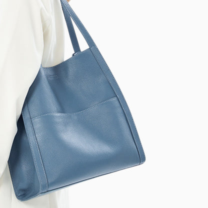 Sac cabas en cuir bleu pour femme, modèle Lyon, porté à l'épaule avec une structure souple et élégante.