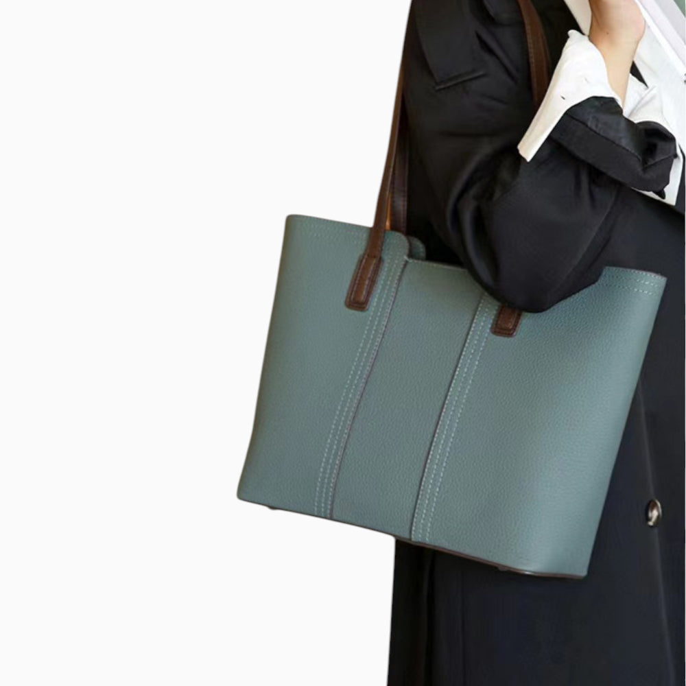 Sac cabas en cuir bleu pour femme modèle Monaco porté à l'épaule sur un mannequin.