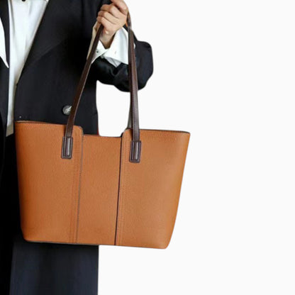 Sac cabas en cuir caramel pour femme modèle Monaco, porté à la main par un mannequin en position debout.