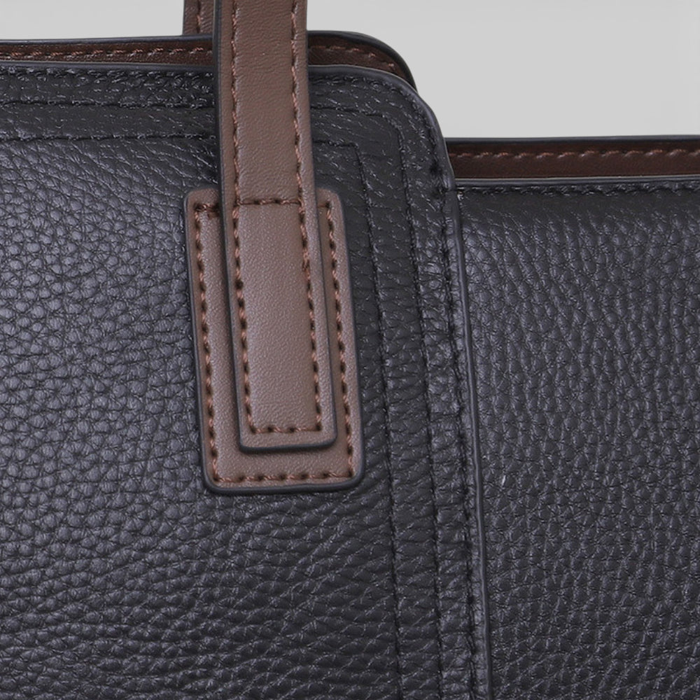Sac cabas en cuir noir pour femme, modèle horizontal Monaco de la marque Élégance Cuir, vue détaillée du cuir.