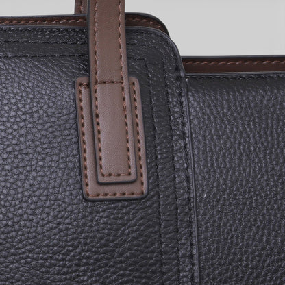 Sac cabas en cuir noir pour femme, modèle horizontal Monaco de la marque Élégance Cuir, vue détaillée du cuir.
