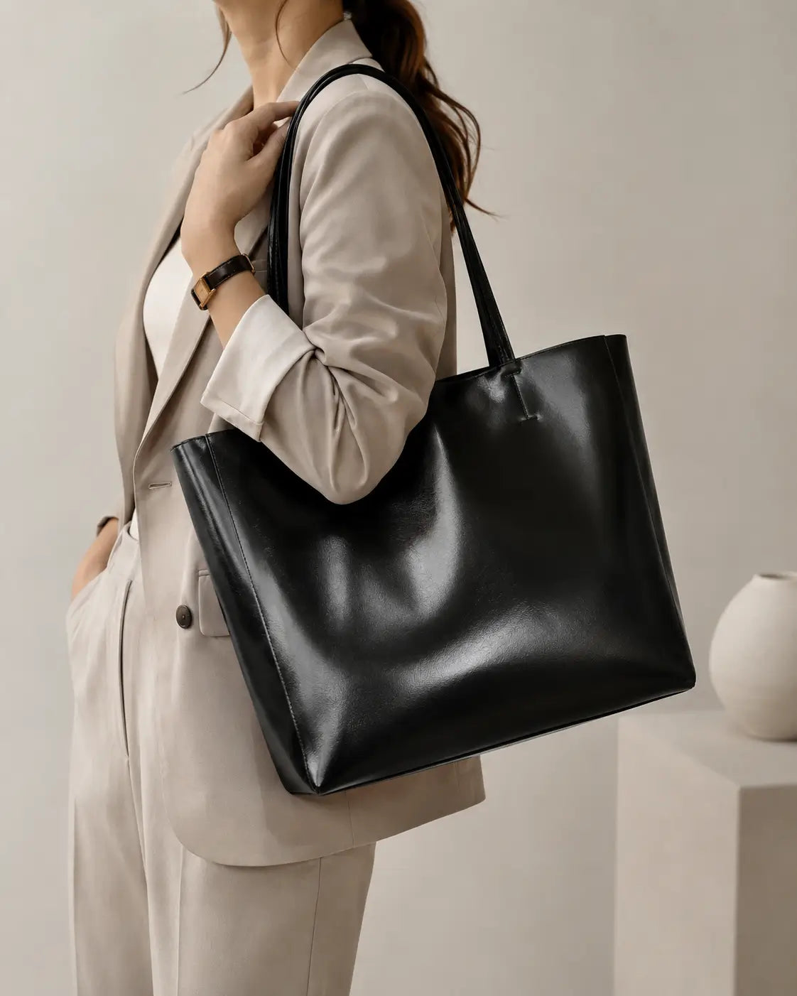Sac cabas en cuir noir de la collection Paris par Élégance Cuir, avec fermeture zippée et design élégant.