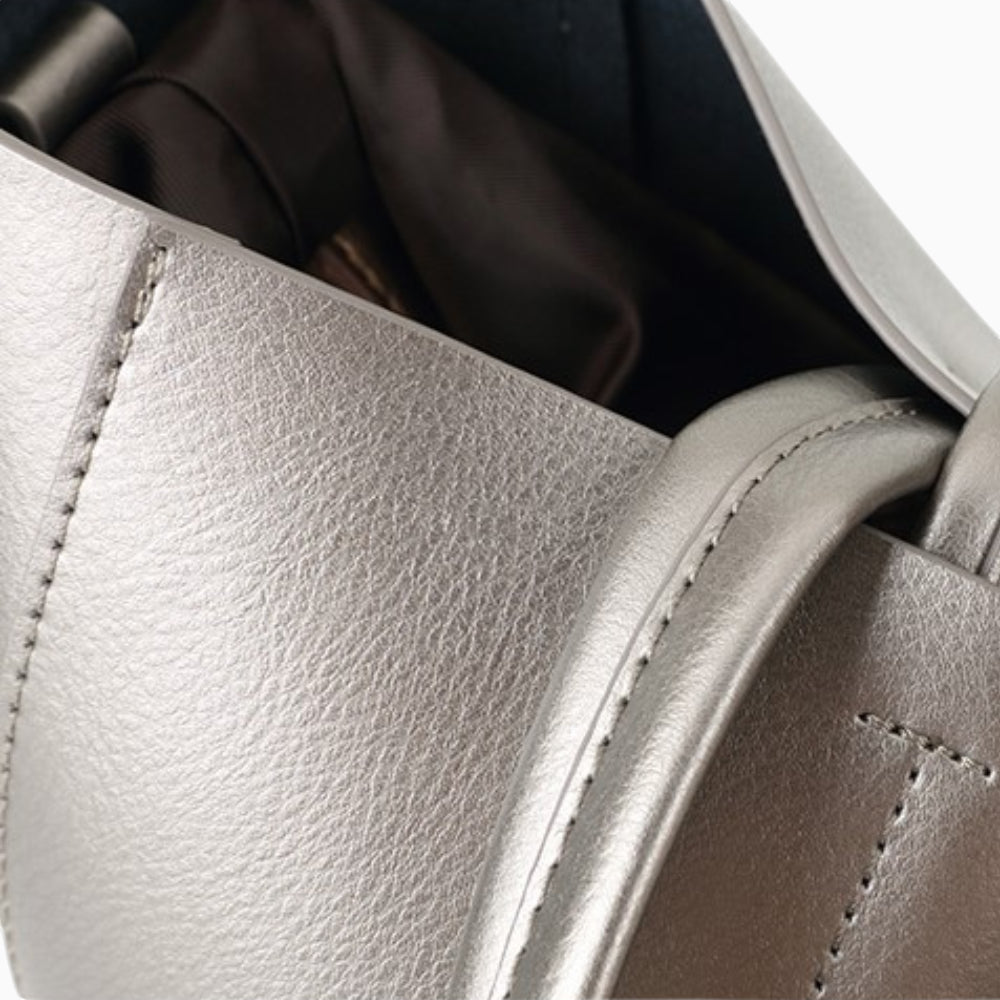 Sac cabas en cuir Élégance Cuir pour femme, modèle Paris avec compartiment zippé, vue de face sur fond neutre.