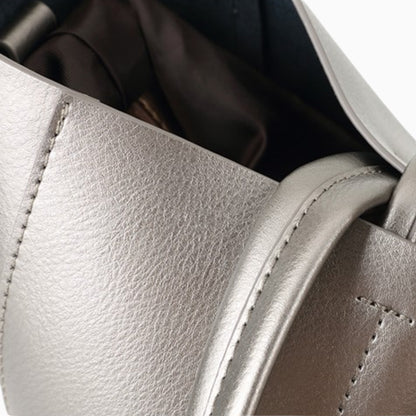 Sac cabas en cuir Élégance Cuir pour femme, modèle Paris avec compartiment zippé, vue de face sur fond neutre.