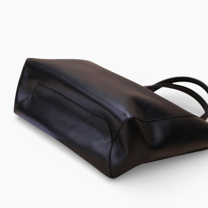 Sac cabas en cuir noir pour femme avec compartiment zippé, modèle Paris, par Élégance Cuir, vu de face.