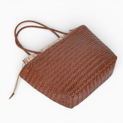 Sac cabas structuré en cuir noir pour femme, signé Élégance Cuir, doté d'élégantes anses et d'un intérieur spacieux.