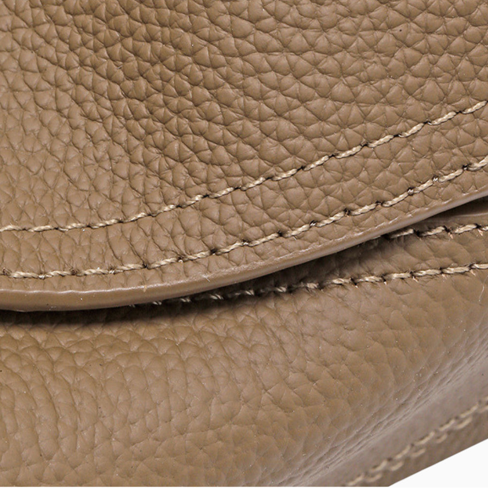 Sac bandoulière en cuir beige taupe pour femme, modèle Juliette d'Élégance Cuir, vue en gros plan.