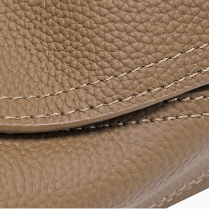 Sac bandoulière en cuir beige taupe pour femme, modèle Juliette d'Élégance Cuir, vue en gros plan.