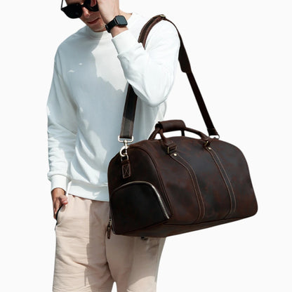 Sac de voyage en cuir marron foncé pour homme, modèle Monaco de la marque Élégance Cuir, mannequin 2
