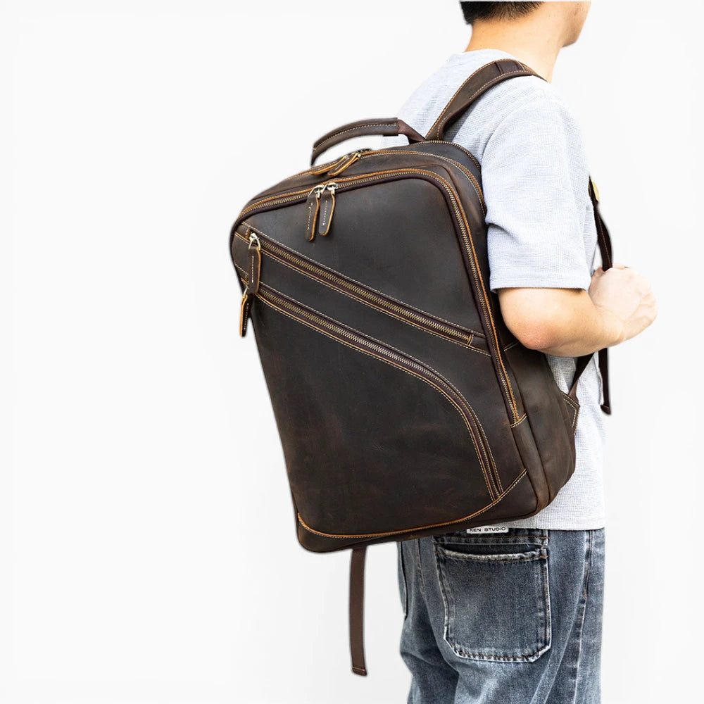 Sac à dos business structuré en cuir pour homme de la marque Élégance Cuir, mannequin 3